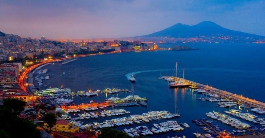 Vesuvius Suite - Elegante appartamento in centro Napoli Esterno foto